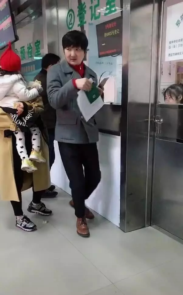 王大治近照曝光像老头,带女儿排队打针非常接地气