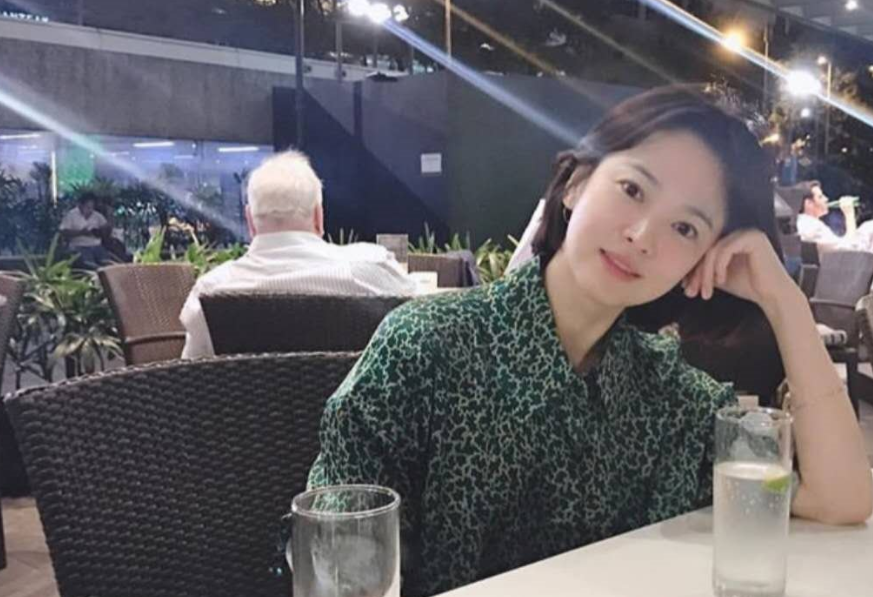 宋慧乔近照曝光,重新戴上婚戒引人猜测,双宋被怀疑是假离婚