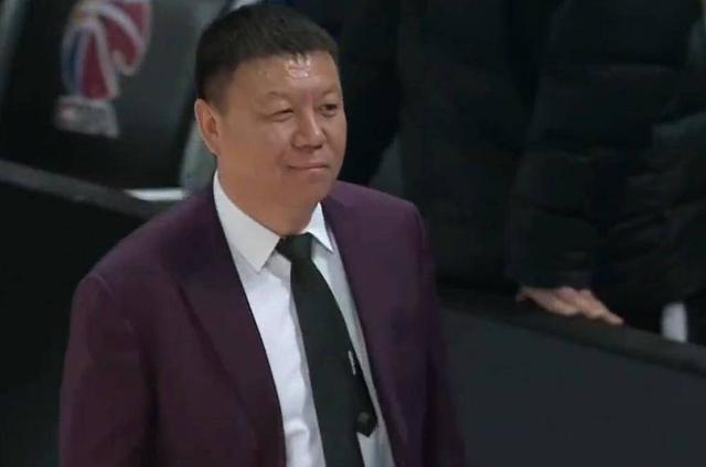 希望CBA给球迷个交代!周琦29+14,罚球太尴尬,NBA裁他的原因