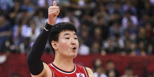 希望CBA给球迷个交代!周琦29+14,罚球太尴尬,NBA裁他的原因