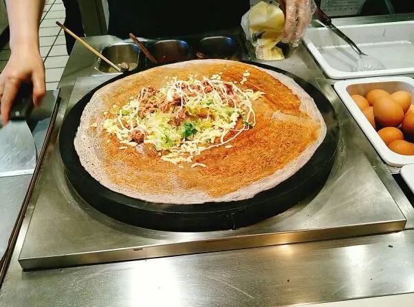 煎饼果子想当街头小吃一哥,烤冷面坚决不服