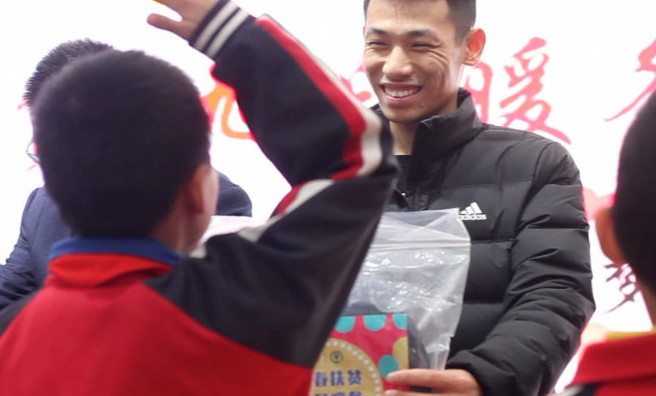 旭旭宝宝捐款遭黑粉炮轰,这么有钱捐10万?先看看他老婆的车!