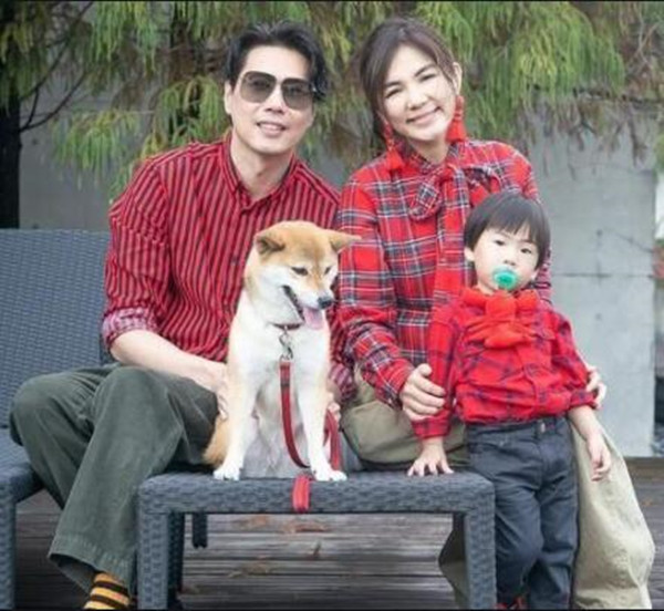 Ella和儿子亲密互动画面温馨,意外曝光家中装修,太少女了吧