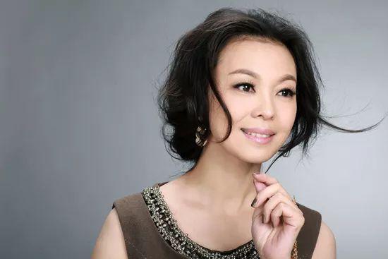 荧屏上她是王一博的妈妈,生活中丈夫是著名作家,50岁仍气质满满