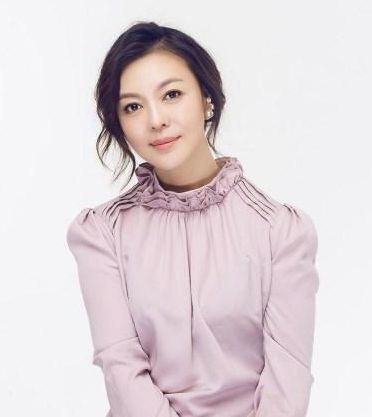 荧屏上她是王一博的妈妈,生活中丈夫是著名作家,50岁仍气质满满