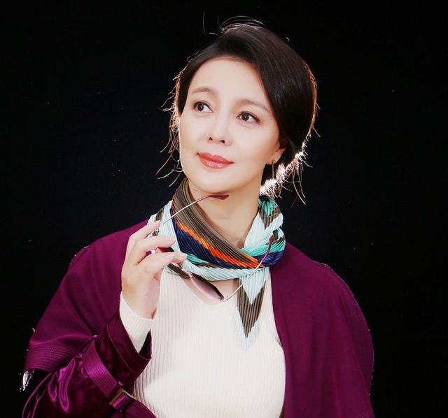荧屏上她是王一博的妈妈,生活中丈夫是著名作家,50岁仍气质满满