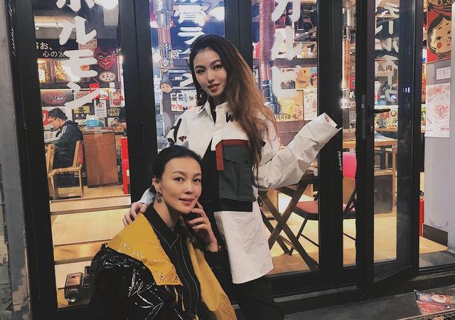 荧屏上她是王一博的妈妈,生活中丈夫是著名作家,50岁仍气质满满