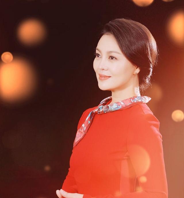 荧屏上她是王一博的妈妈,生活中丈夫是著名作家,50岁仍气质满满