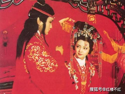 《红楼梦》第八回,薛宝钗为何借着看通灵宝玉之机“勾引”宝玉?