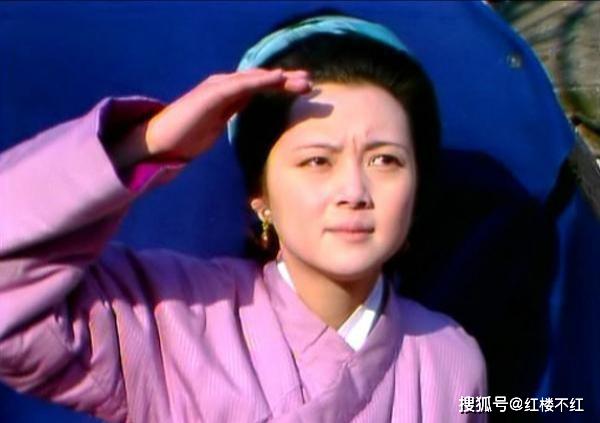 《红楼梦》第八回,薛宝钗为何借着看通灵宝玉之机“勾引”宝玉?