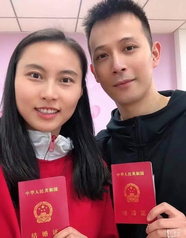 姐弟恋修成正果!李雪芮领证老公亲额头太甜,二王一李都嫁给队友