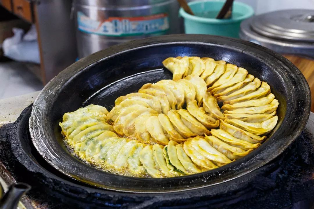 一只南京「牛肉锅贴」里的香酥江湖