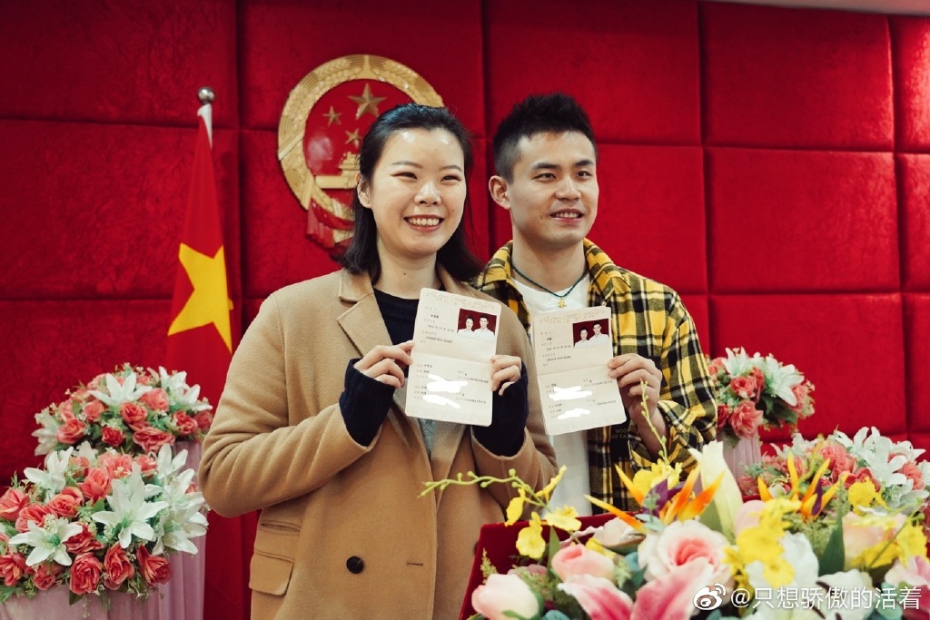 姐弟恋修成正果!李雪芮领证老公亲额头太甜,二王一李都嫁给队友