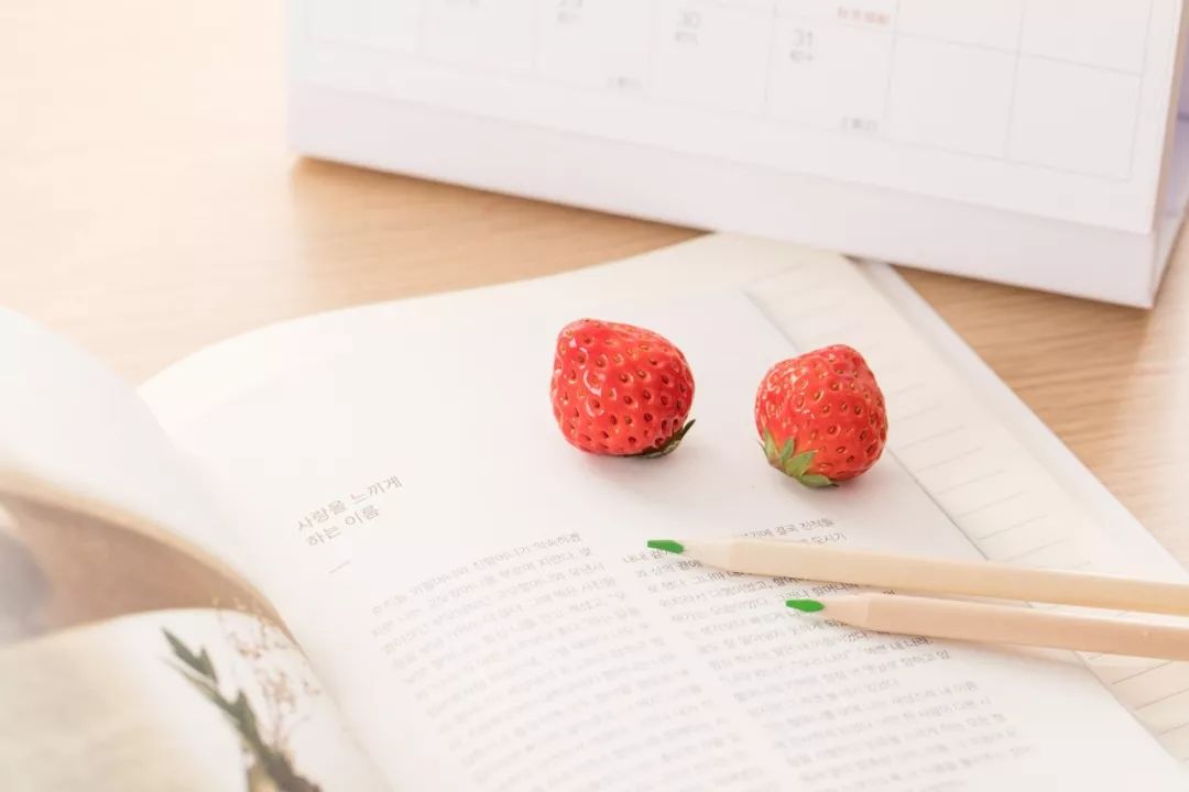 伤感心情说说句子图片,日子和我,都有点难过