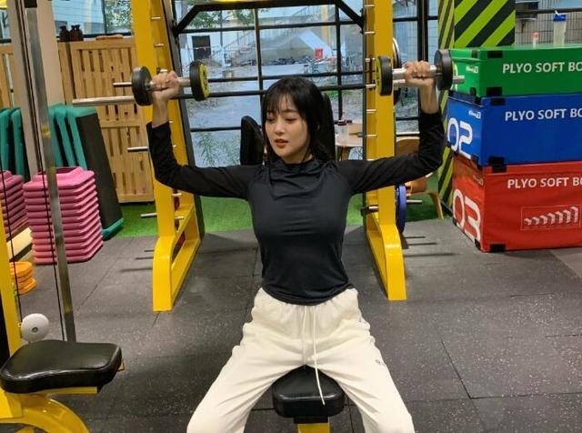 王者荣耀:韩跑跑带妹上分,轻松拿到五杀,却被小姐姐难到了