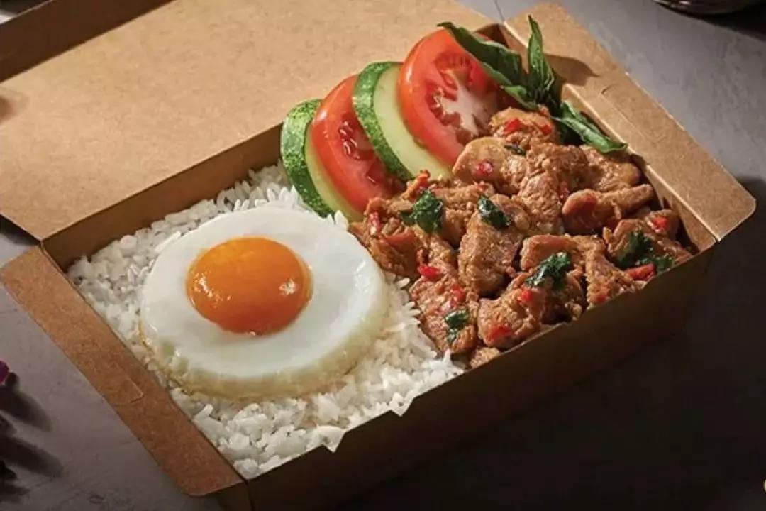 都在吐槽飞机餐,可这廉航偏偏开餐厅卖飞机餐!还有道菜“辣死你妈椰浆饭”
