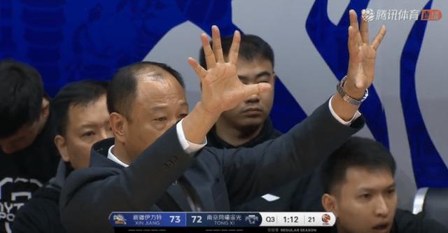 导语:落后10分,周琦积极跟队友讨论战术被称赞,他是新疆队的领袖!