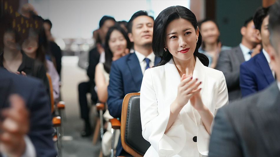 《精英律师》首播被讽抄袭,靳东蓝盈莹演技精湛,抄袭暂不成立