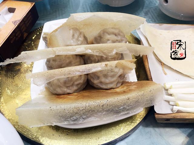朋友聚会,5个人点了10道菜花了320元,结账时,老板:零头不要