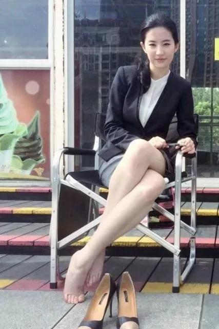 60岁“神仙姐姐”:美翻网友,寸步不离刘亦菲,与陈金飞关系不浅