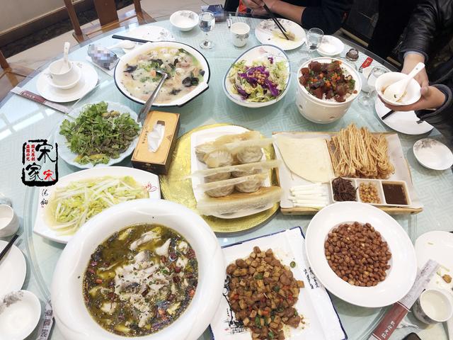 朋友聚会,5个人点了10道菜花了320元,结账时,老板:零头不要