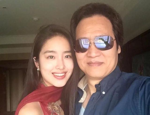 60岁“神仙姐姐”:美翻网友,寸步不离刘亦菲,与陈金飞关系不浅