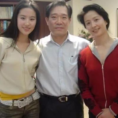 60岁“神仙姐姐”:美翻网友,寸步不离刘亦菲,与陈金飞关系不浅