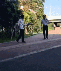搞笑GIF:感冒了在宿舍躺着,室友拿了个南瓜说给我煮