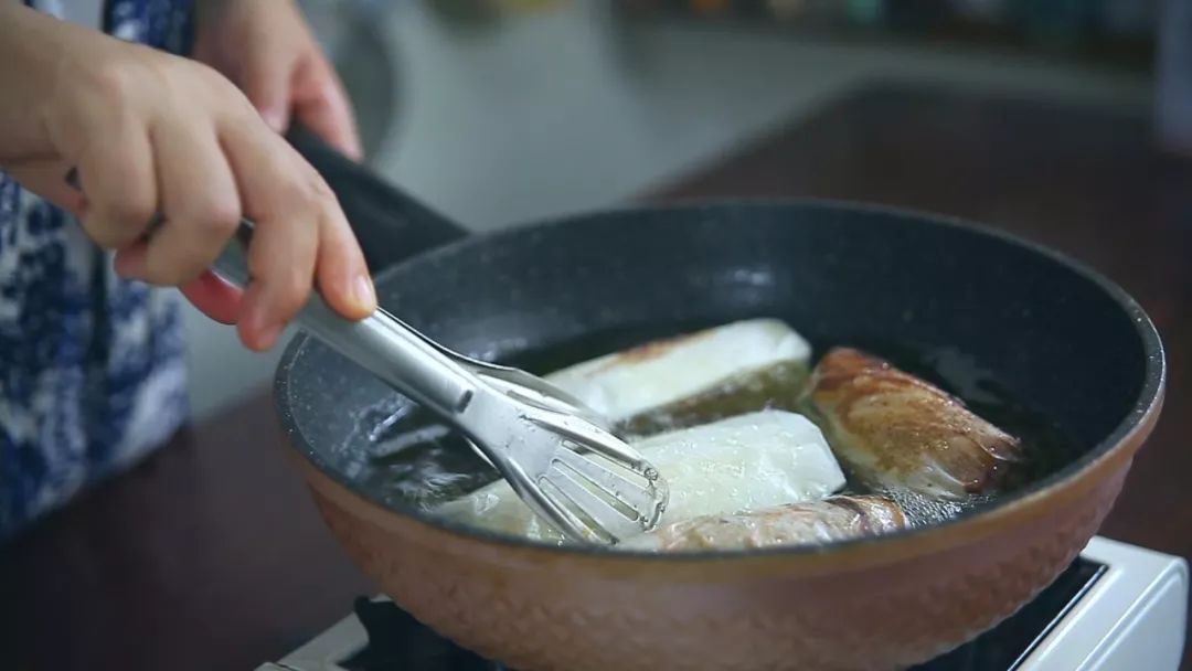 想吃炸鸡不油腻,烫嘴焦香蜜汁纸包鸡,肉汁满满过足瘾!