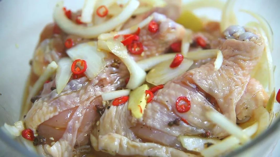 想吃炸鸡不油腻,烫嘴焦香蜜汁纸包鸡,肉汁满满过足瘾!