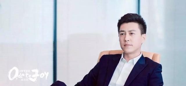 《精英律师》又是西装革履,靳东只会演一样的角色?其实不是
