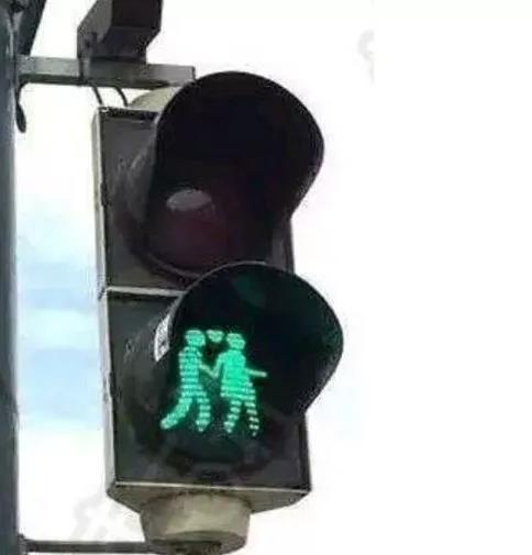 搞笑GIF:妹子,从此不让男朋友给拍照了