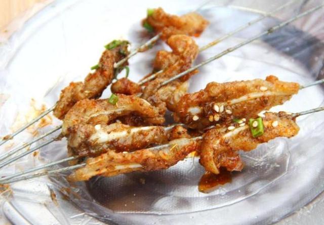 烧烤吃起来比较放心的4种食物,烤脆骨排第三,最后一种老板常吃