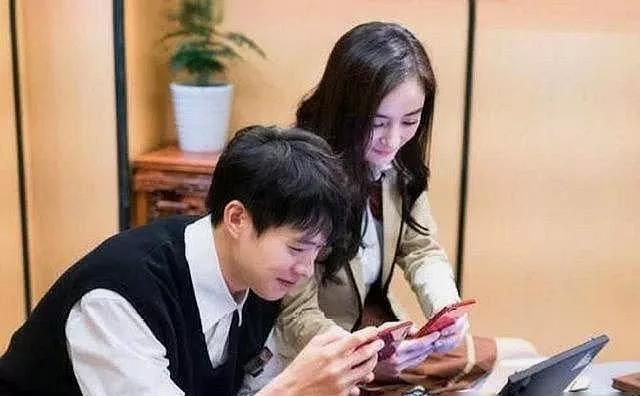 魏大勋疑似回应和杨幂恋情:不在乎姐弟恋,女孩年龄大不是障碍