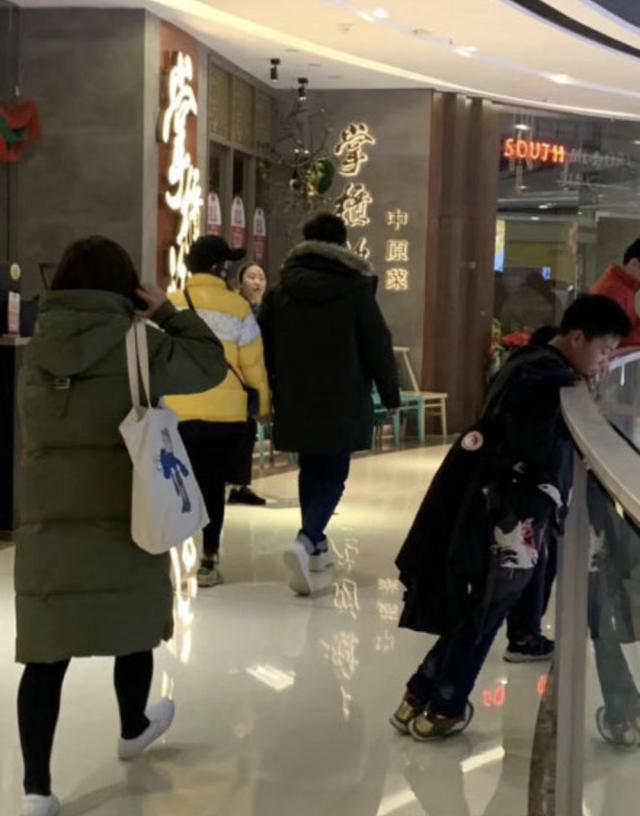 40岁陈乔恩男友视角晒无P美照,常驻上海拍戏,男友贴心陪伴在侧