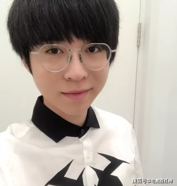 王者荣耀:嗨氏直播过生日,看到他的直播收入,嗨氏的妈妈会伤心吗?