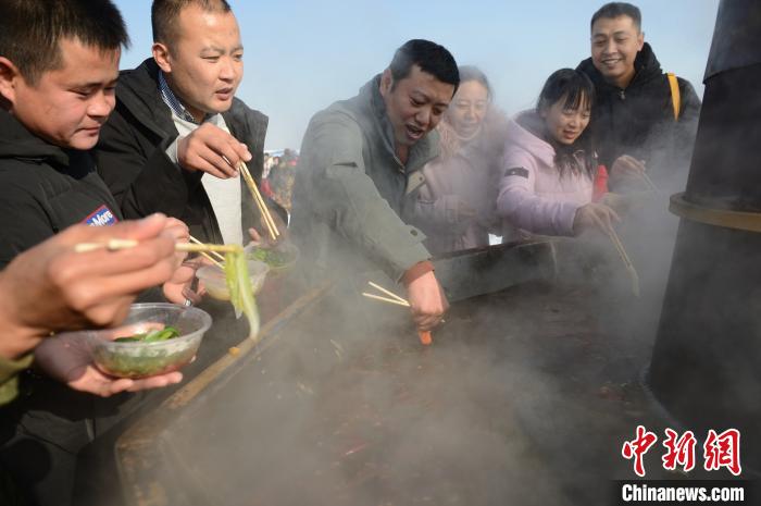 呼和浩特民众新年免费吃“冰雪大火锅”