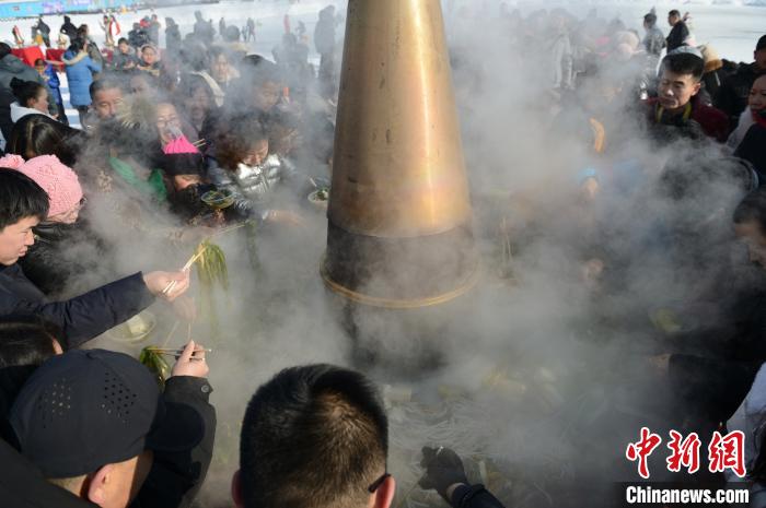 呼和浩特民众新年免费吃“冰雪大火锅”