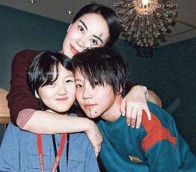 贵圈太乱了,王菲李亚鹏周迅窦靖童狂欢,前女友与前妻同框欢乐多