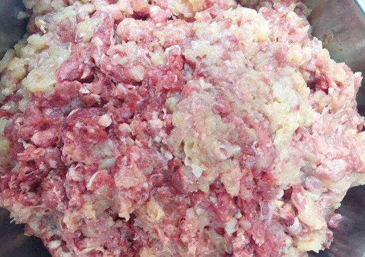 生骨肉喂养,到底是一种追求自然的喂食方法,还是只是追求铲屎官的满足感?