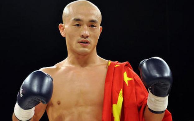 一龙打着“武僧”的名号,在擂台上所向披靡,如今过着奢侈的生活