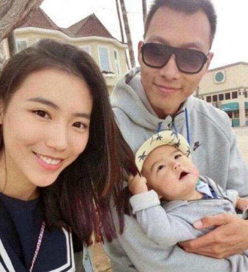 易建联妻子荆灵有多美?曾当选巴西足球宝贝,两人很幸福