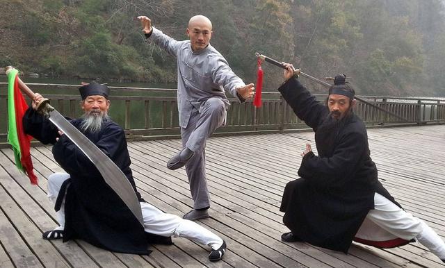 一龙打着“武僧”的名号,在擂台上所向披靡,如今过着奢侈的生活