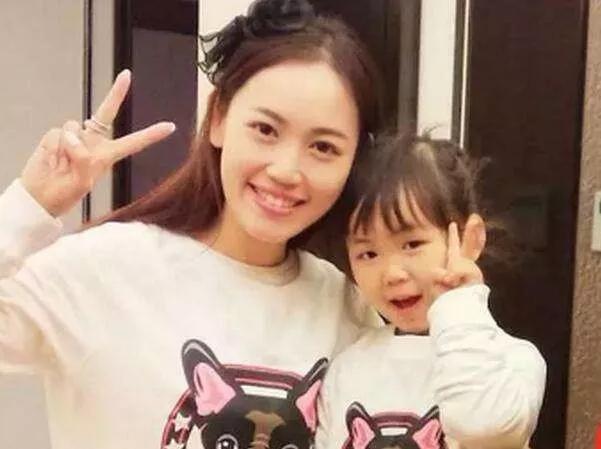 马蓉国外度假否认新恋情:只想抚养好女儿,她会是合格的母亲吗?
