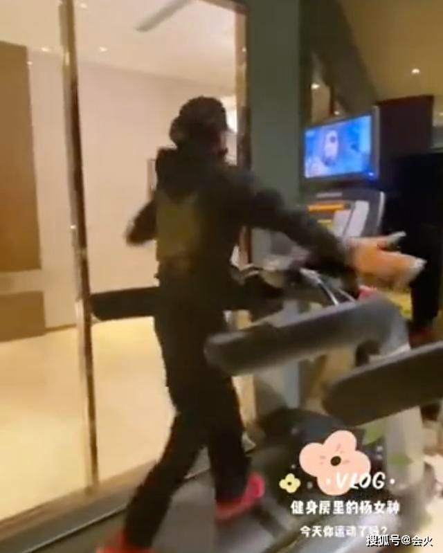 62岁杨丽萍健身房举哑铃!指甲太长不忘时刻保护,锻炼姿势很奇怪