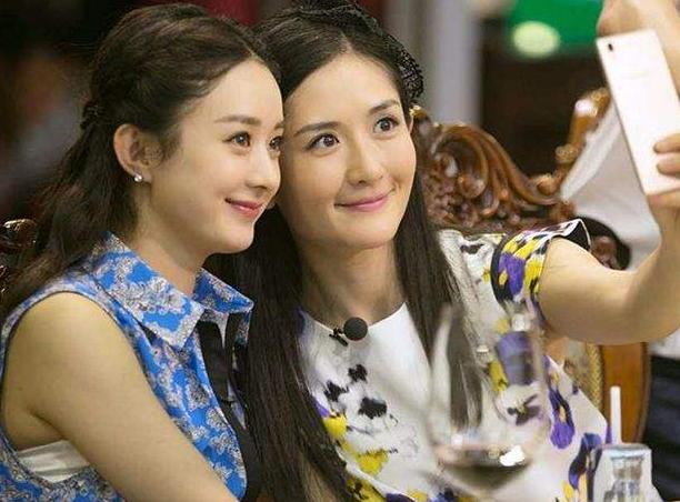 赵丽颖朱一龙邻座热聊,高颜值同框被赞般配,但侧脸一看像谢娜?