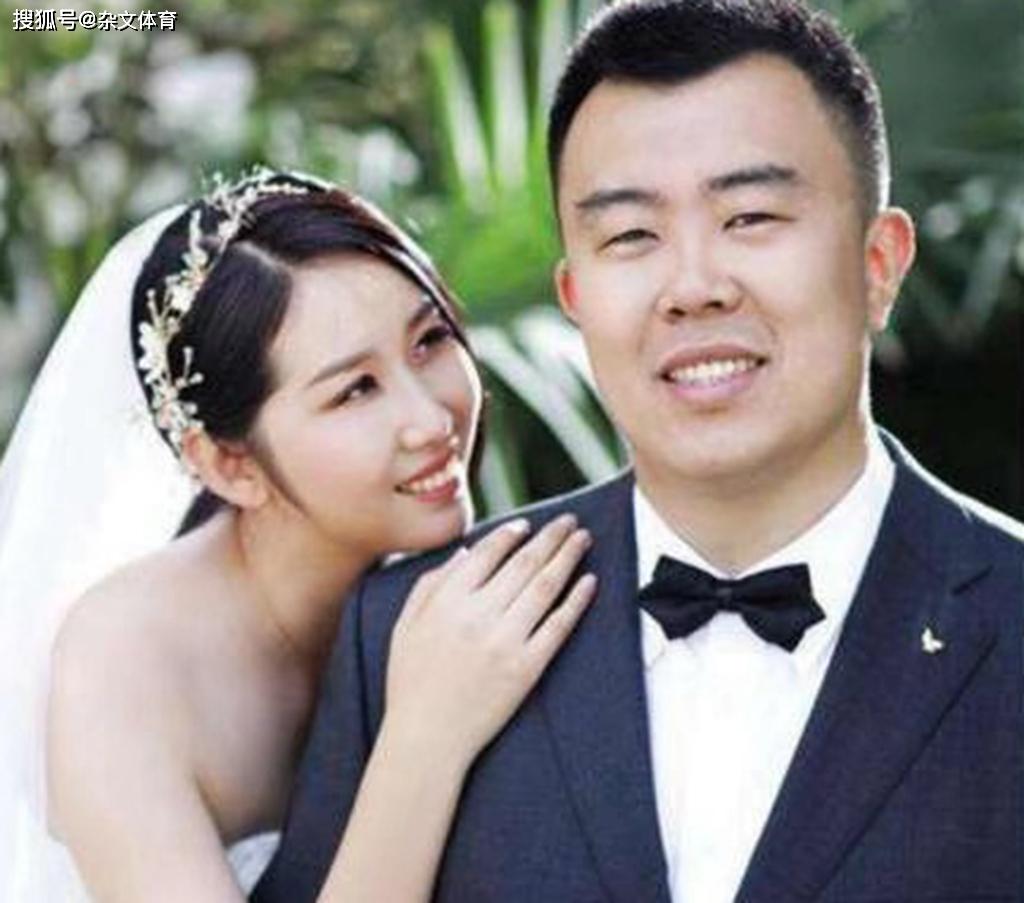 参加CBA全明星仍是休闲装!回应记者时感动球迷,点评赵继伟着装