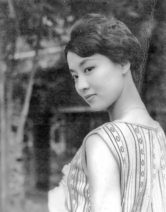 第一届金马影后,林青霞偶像,嫁豪门后周游世界,死后骨灰被盗