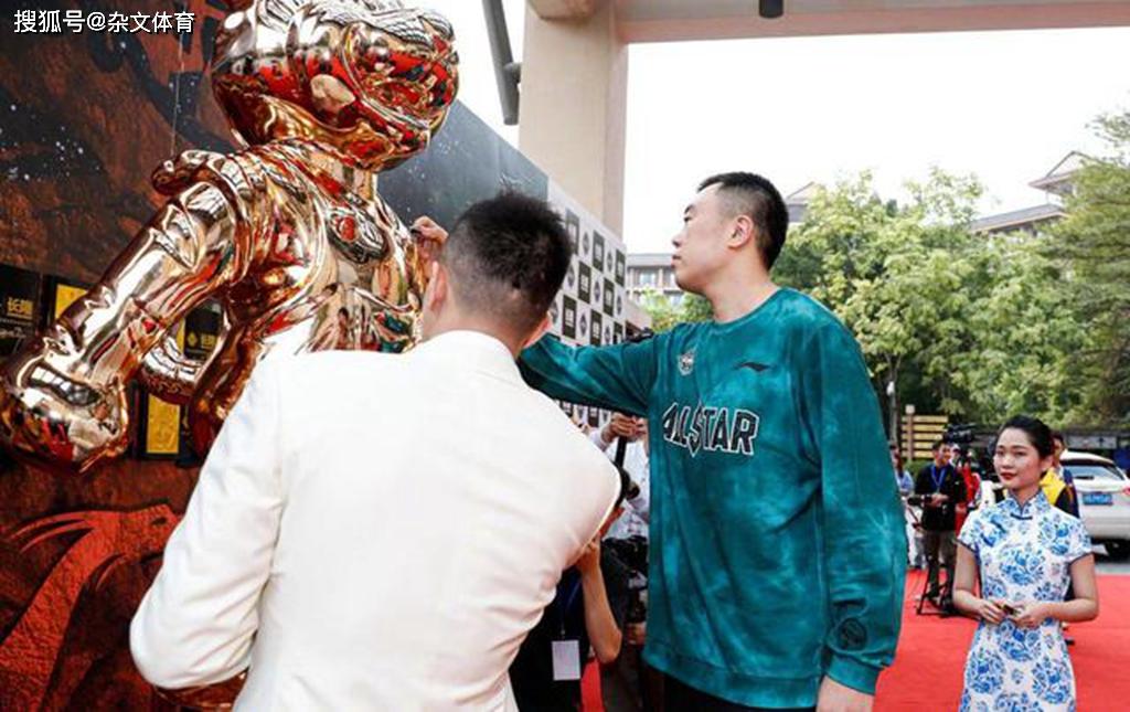参加CBA全明星仍是休闲装!回应记者时感动球迷,点评赵继伟着装