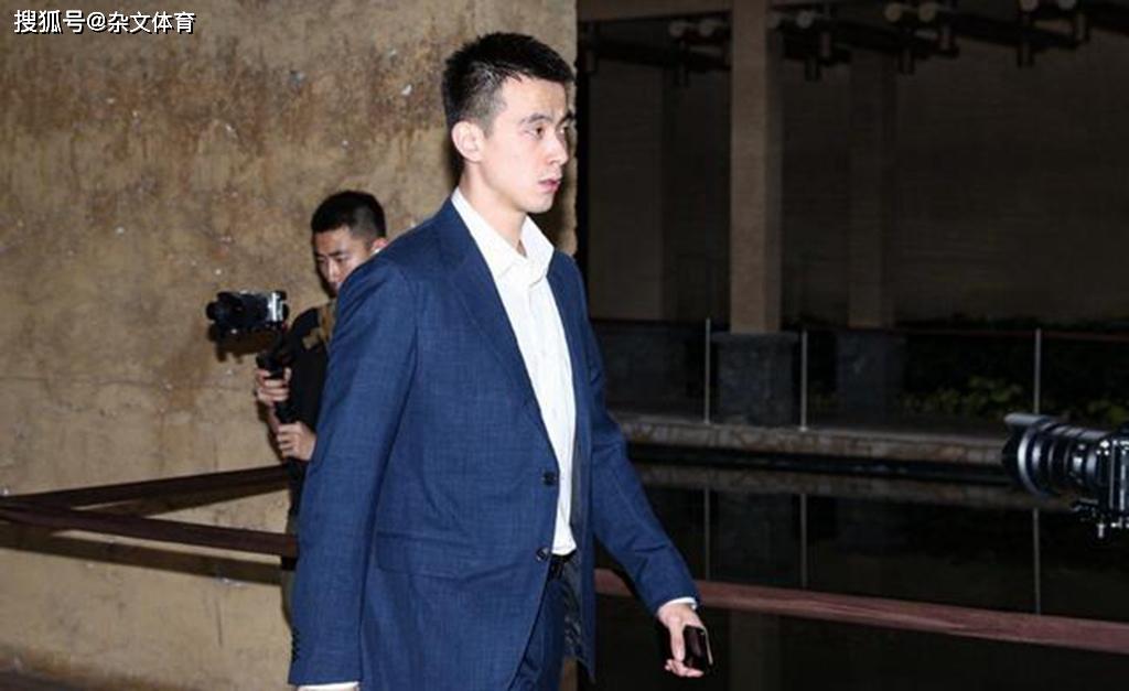 参加CBA全明星仍是休闲装!回应记者时感动球迷,点评赵继伟着装